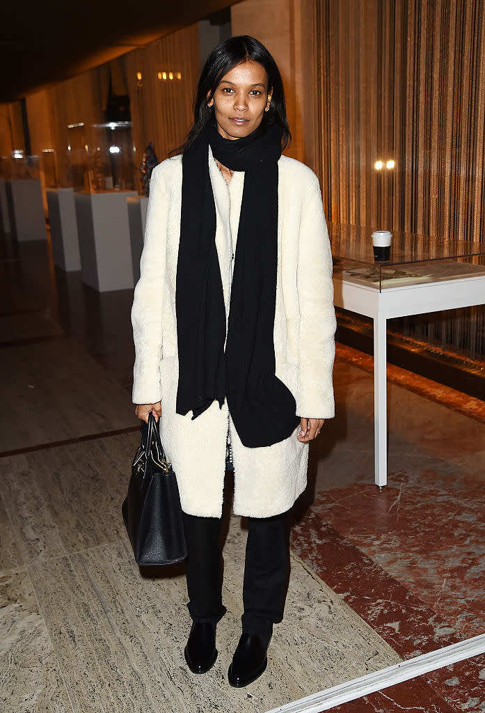 Model Liya Kebede zeigt, wie man klassisches Schwarz-Weiß als Zwiebellook trägt. Ein Mantel für die Übergangszeit im angesagten Oversized-Look sieht auch über einem Kleid getragen très chic aus. Foto: Nicholas Hunt/Getty Images For Moncler Grenoble