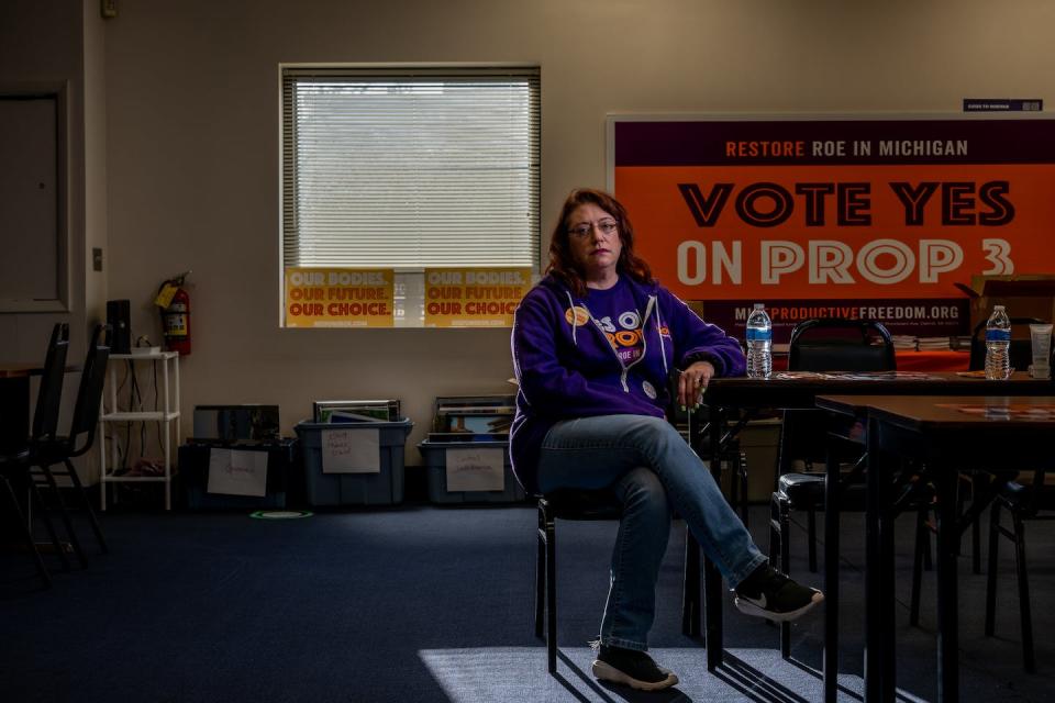 Beth Bowen, a press assistant with the advocacy group Reproductive Freedom for All, prepares to canvass for abortion rights in Dearborn, Mich., in November 2022. <a href="https://media.gettyimages.com/id/1439637329/photo/activists-advocate-for-right-to-choose-ahead-of-michigan-abortion-referendum.jpg?s=1024x1024&w=gi&k=20&c=vUQp4d3MG3GxX3bFAtt_RQTlY_NFXdOeshqIDA-YMuk=" rel="nofollow noopener" target="_blank" data-ylk="slk:Brandon Bell/Getty Images;elm:context_link;itc:0;sec:content-canvas" class="link ">Brandon Bell/Getty Images</a>