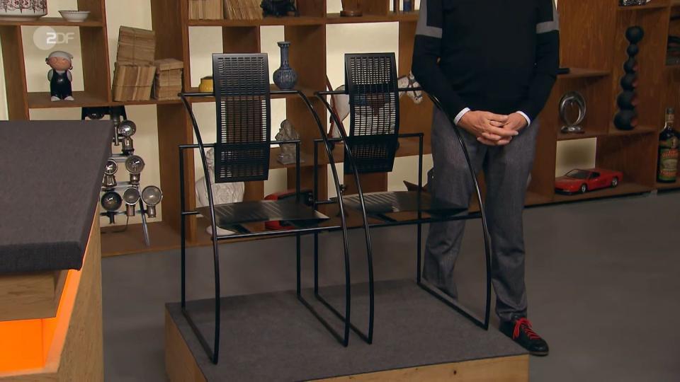 Die zwei Designerstühle von Mario Botta aus den späten 1980er-Jahren wurden mit 400 bis 600 Euro bewertet. (Bild: ZDF)