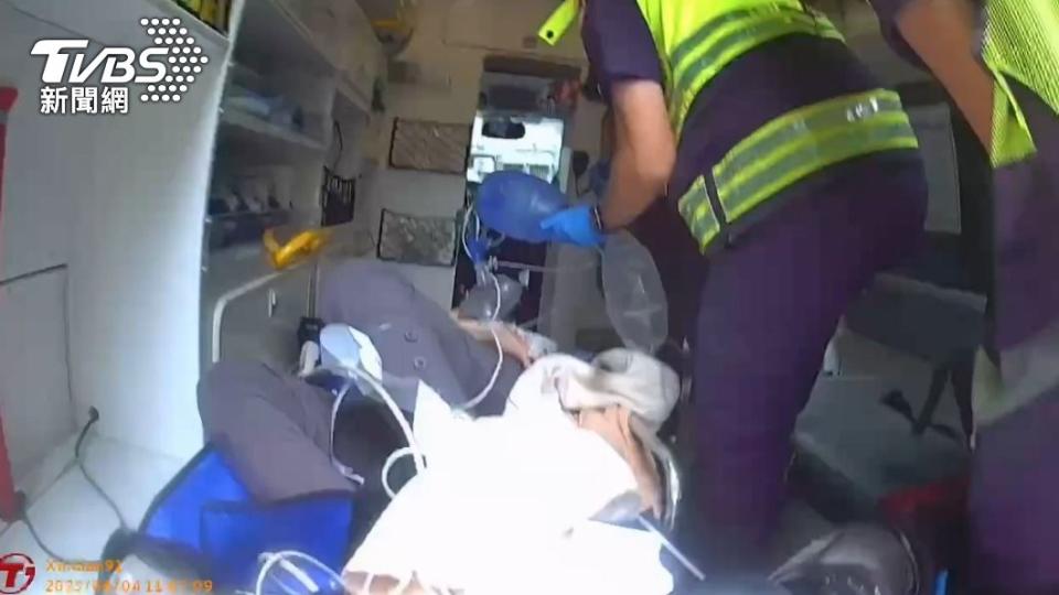 婦人被送上救護車。（圖／TVBS）