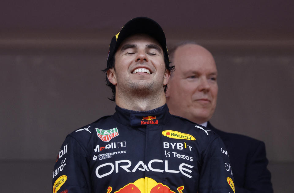 <p>Checo Pérez con el príncipe Alberto tras hacerse con el Gran Premio de Mónaco de la Fórmula 1/ REUTERS/Christian Hartmann</p> 