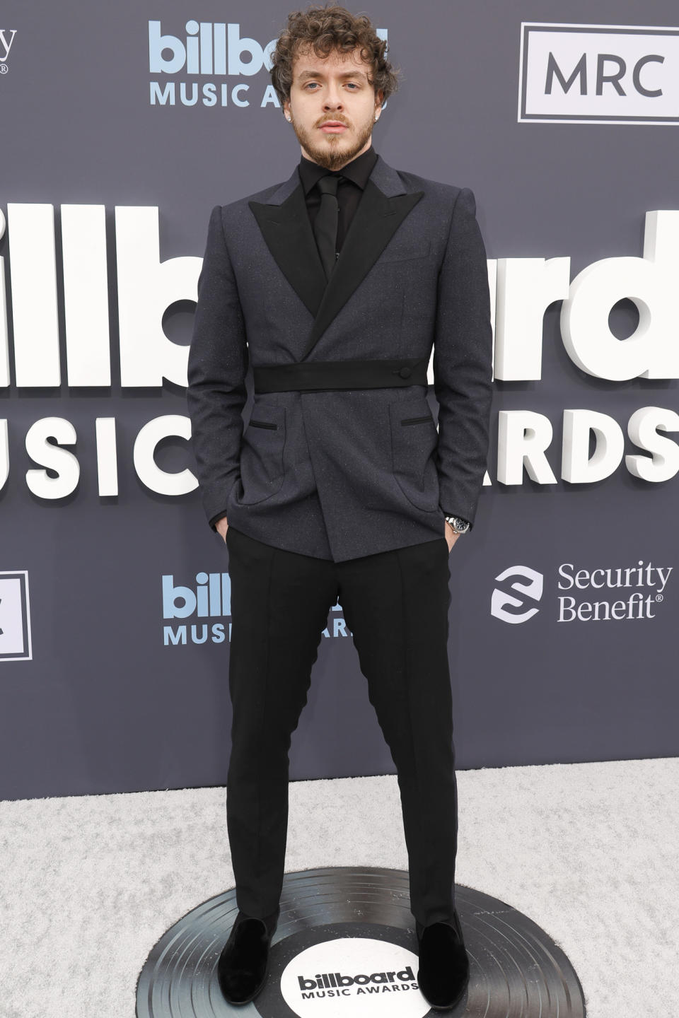 <p>the "First Class" singer in all-black everything and a hint of bling courtesy of his earrings and watch.</p>