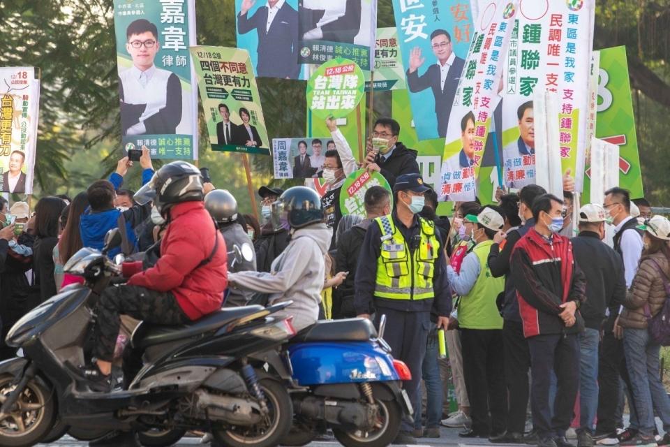 公投倒數，台南市由市長黃偉哲領軍，率領各級民代站出來進行大規模街口宣講。（記者林雪娟攝）