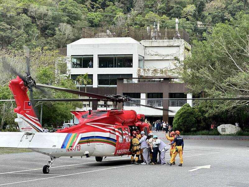 晶英酒店提供停車場讓直升機起降，協助搜救人員完成救災與撤離行動。（圖／中央災害應變中心提供）
