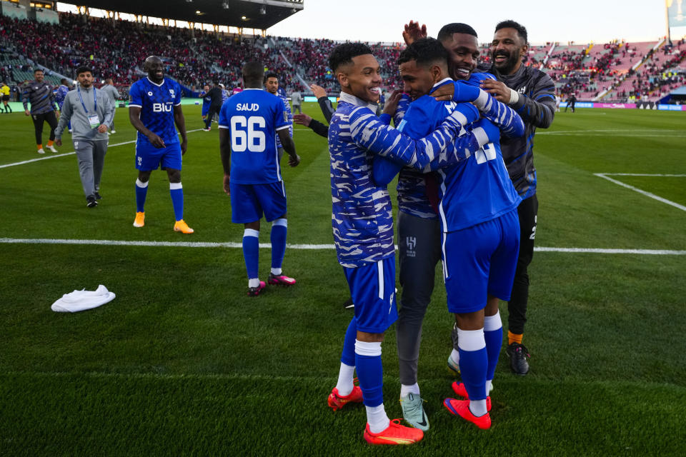 Jugadores del Al Hilal players celebran tras vencer en la ronda de penales al Wydad Casablanca en el Prince Moulay Abdellah en Rabat, Marruecos en el Mundial de Clubes el sábado 4 de febrero del 2023. (AP Foto/Manu Fernandez)