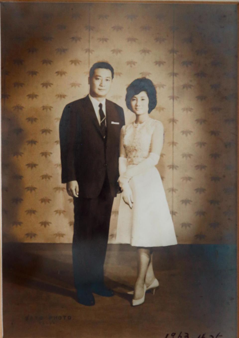 1963年4月25日，辜濓松與林瑞慧在東京舉行訂婚儀式，拍下這張紀念照。（辜林瑞慧提供）
