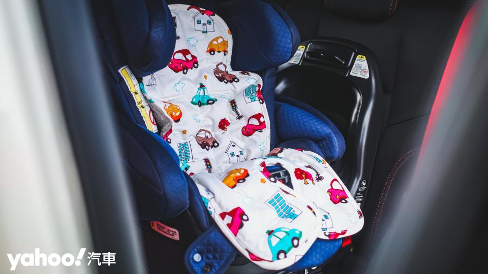 完整貼合兒童安全座椅，並且還保留安全帶的使用孔位。