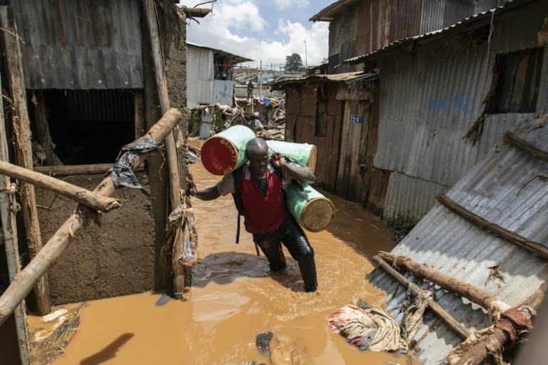 Bei Überschwemmungen nach heftigen Regenfällen sind in der kenianischen Hauptstadt Nairobi mindestens vier Menschen ums Leben gekommen. Sechs weitere Menschen wurden nach Angaben der Regionalregierung am Mittwoch vermisst. (SIMON MAINA)