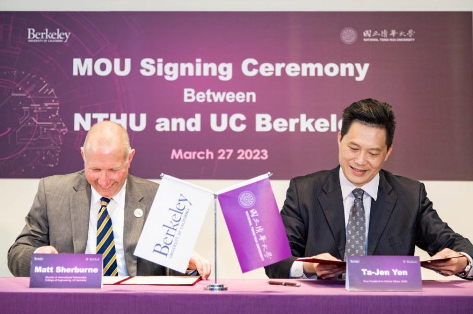 清華大學全球長嚴大任（右）與柏克萊工學院國際長許馬修代表兩校簽訂校級合作備忘錄。(記者曾芳蘭攝)