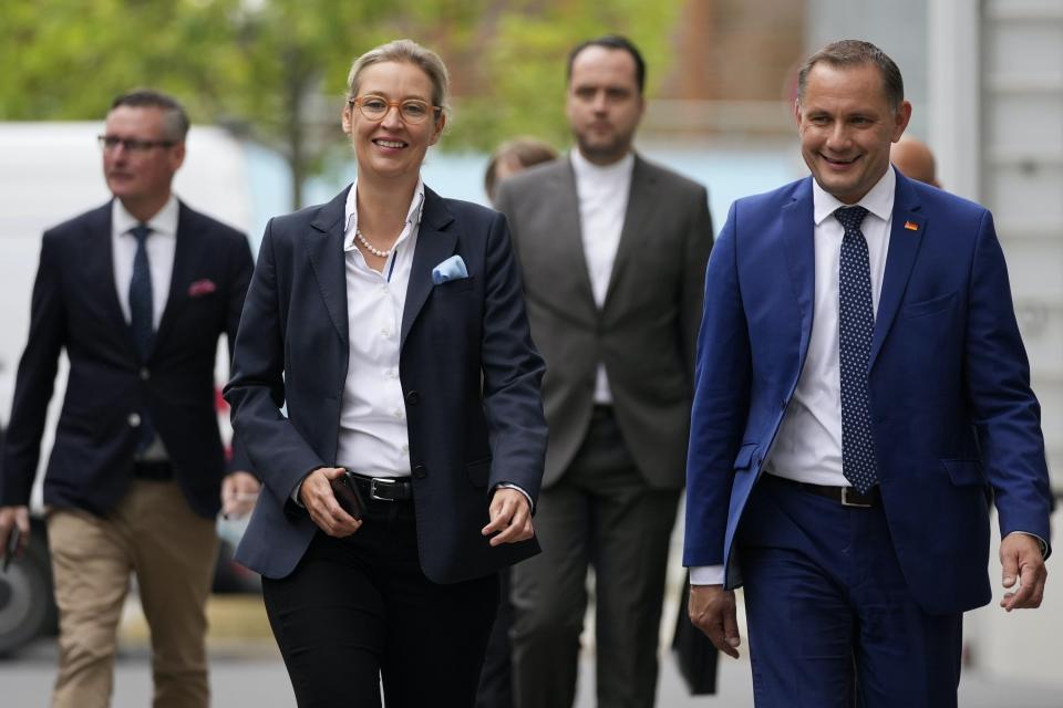 Trois hommes et une femme déambulent dans la rue