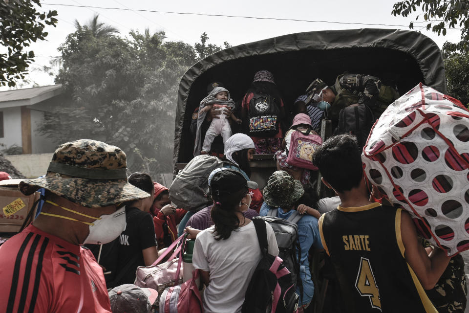 <p>Residents flock to board a military truck as they flee the nine kilometer extended danger zone around Mount Mayon in Guinobatan, Albay province, Philippines, Jan. 23, 2018. (Photo: Ezra Acayan/NurPhoto via Getty Images) </p>