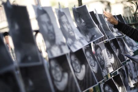 A man hangs images of murdered journalists during a demonstration against the murder of a journalist Anabel Flores outside the Government of Veracruz building in Mexico City, February 11, 2016. REUTERS/Edgard Garrido