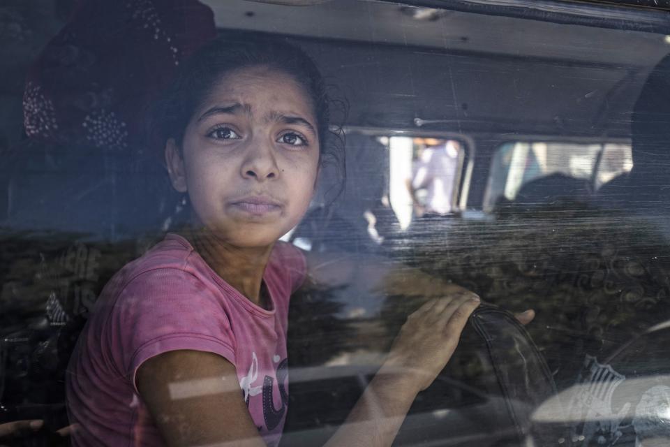 Syrian Arab and Kurdish civilians arrive to Hassakeh city after fleeing following Turkish bombardment on Syria's northeastern towns along the Turkish border on Oct. 10, 2019.  (Photo: Delil Souleiman/AFP via Getty Images)