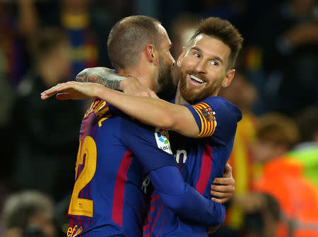 Foto del martes del delantero del Barcelona Lionel Messi celebrando con Aleix Vidal tras marcarle al Eibar. Sep 19, 2017. REUTERS/Albert Gea