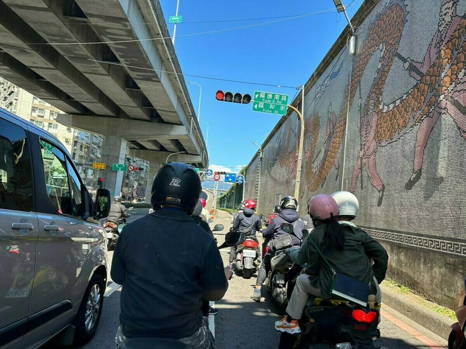 蘋果官方證實，長期將iPhone放在機車手機架上，容易因震動造成相機的損壞。   圖：林岑韋／攝（示意圖）