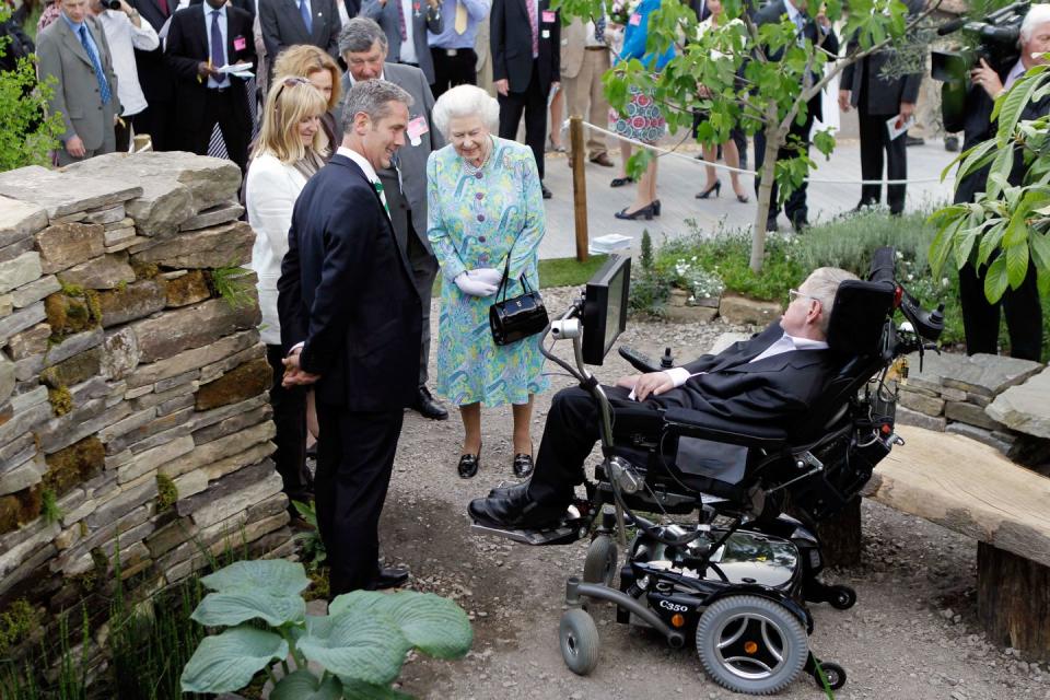 <p>The Queen meets Britain's physicist Stephen Hawking while visiting a garden in 2010.</p>