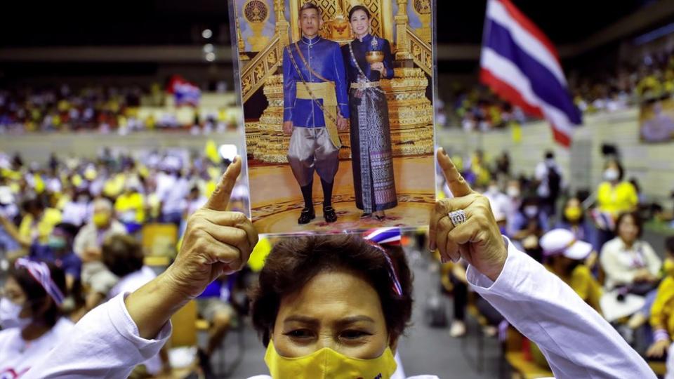 Una persona sostiene una foto del rey tailandés Maha Vajiralongkorn con la reina Suthida mientras los miembros del grupo de derecha tailandés "Thai Pakdee" (tailandés leal) asisten a una manifestación en apoyo del gobierno y la monarquía y en oposición a las recientes protestas antigubernamentales. , en Bangkok, Tailandia 30 de agosto de 2020