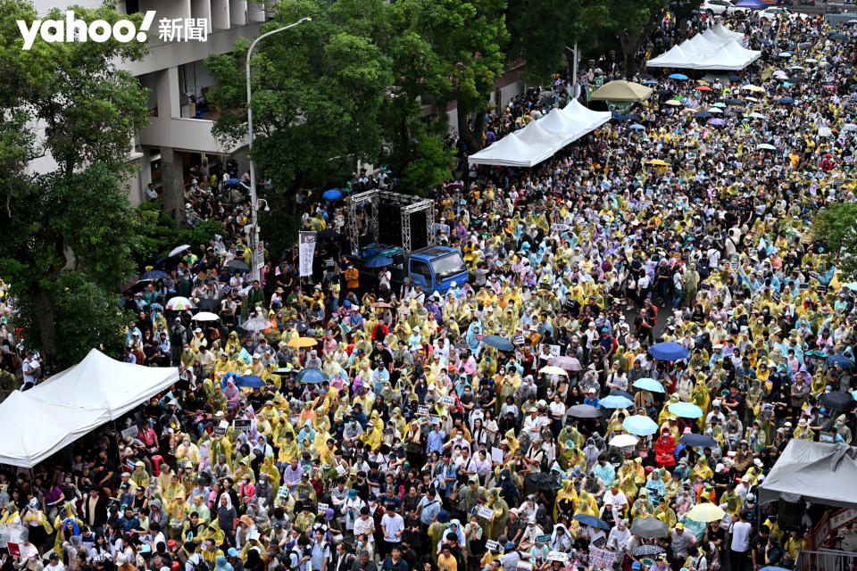 午後濟南路持續湧入聲援民眾，訴求「反黑箱、要民主」，天下起微雨，民眾穿上各色便利雨衣