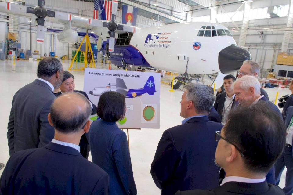 蔡英文總統在丹佛當地時間20日上午參訪美國國家大氣研究中心(NCAR)及所屬的地球觀測實驗室。(圖：總統府)