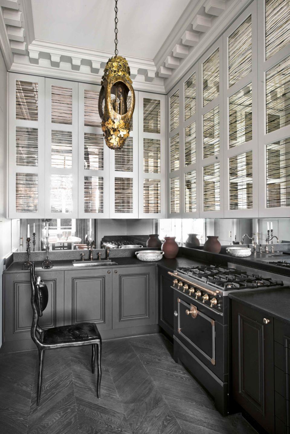 18) Dramatic Kitchen in Paris