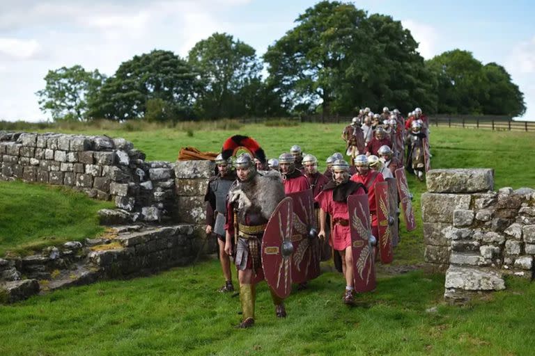 Miembros de un grupo de reconstrucción histórica recorren el Muro de Adriano