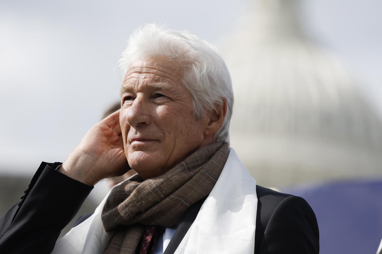 WASHINGTON, DC – 28 DE MARZO: El actor Richard Gere habla en una conferencia de prensa bipartidista sobre los derechos tibetanos frente al edificio del Capitolio de los Estados Unidos el 28 de marzo de 2023 en Washington, DC. Hoy temprano, Gere, quien preside la Campaña Internacional por el Tíbet, asistió a una audiencia con la Comisión Ejecutiva del Congreso sobre China en la que participó el líder democráticamente elegido de los tibetanos en el exilio. (Foto de Anna Moneymaker/Getty Images)