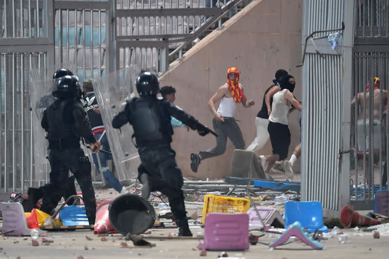 Graves enfrentamientos entre policías y simpatizantes durante un partido de la Champions africana, en Túnez