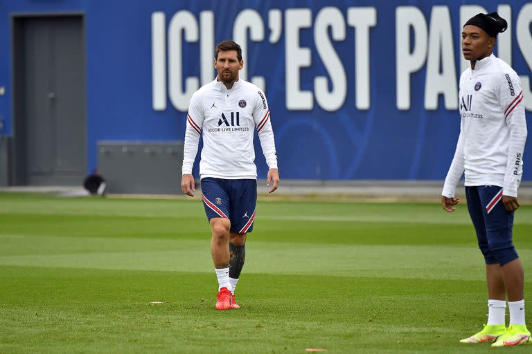 Lionel Messi y Kylian Mbappe en el entrenamiento del Paris Saint-Germain: una pareja que podría no jugar en forma oficial