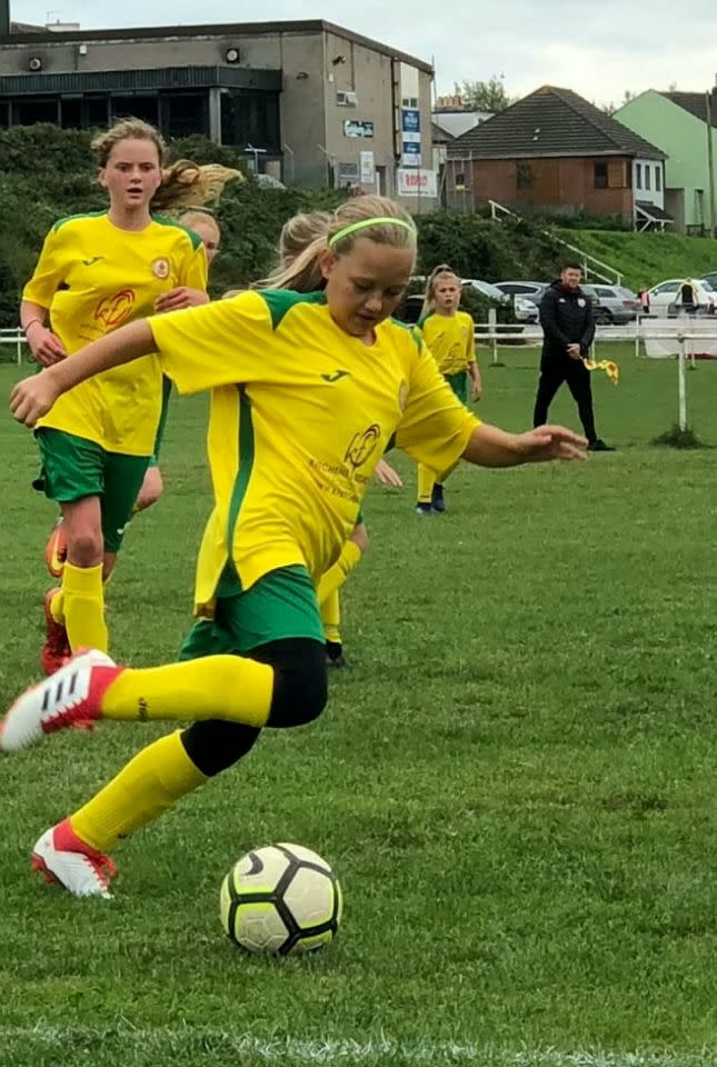 Las chicas del SB Frankfort sub-12 en acción (vestidas de amarillo)