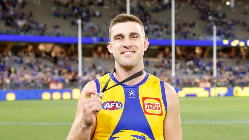 Elliott Yeo with the Glendinning Allen medal.