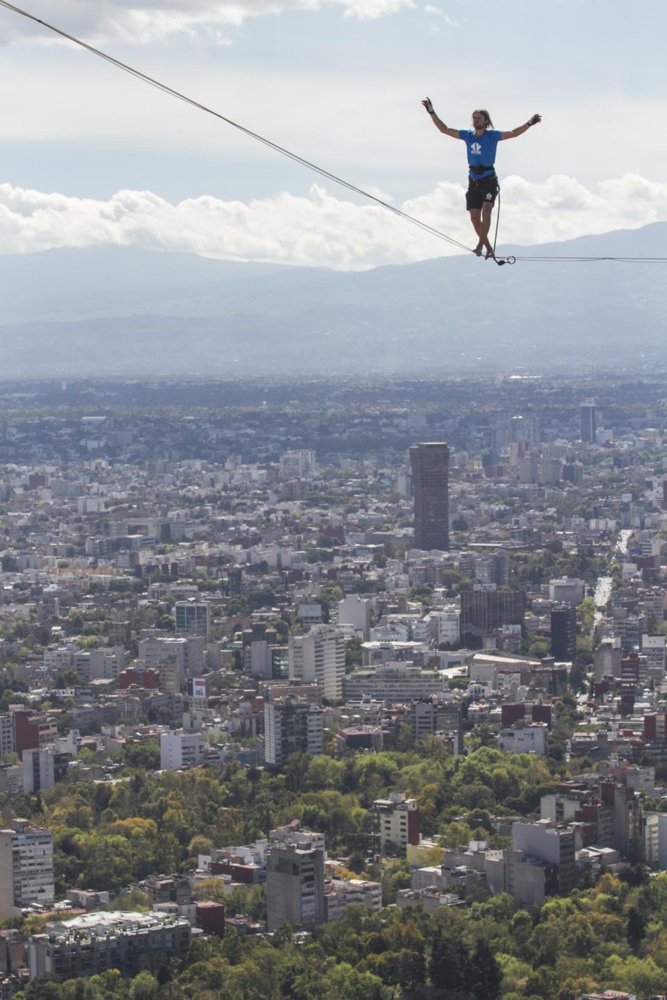 FOTOS: Alemán camina sobre cinta entre dos torres de Ciudad de México y rompe marcas