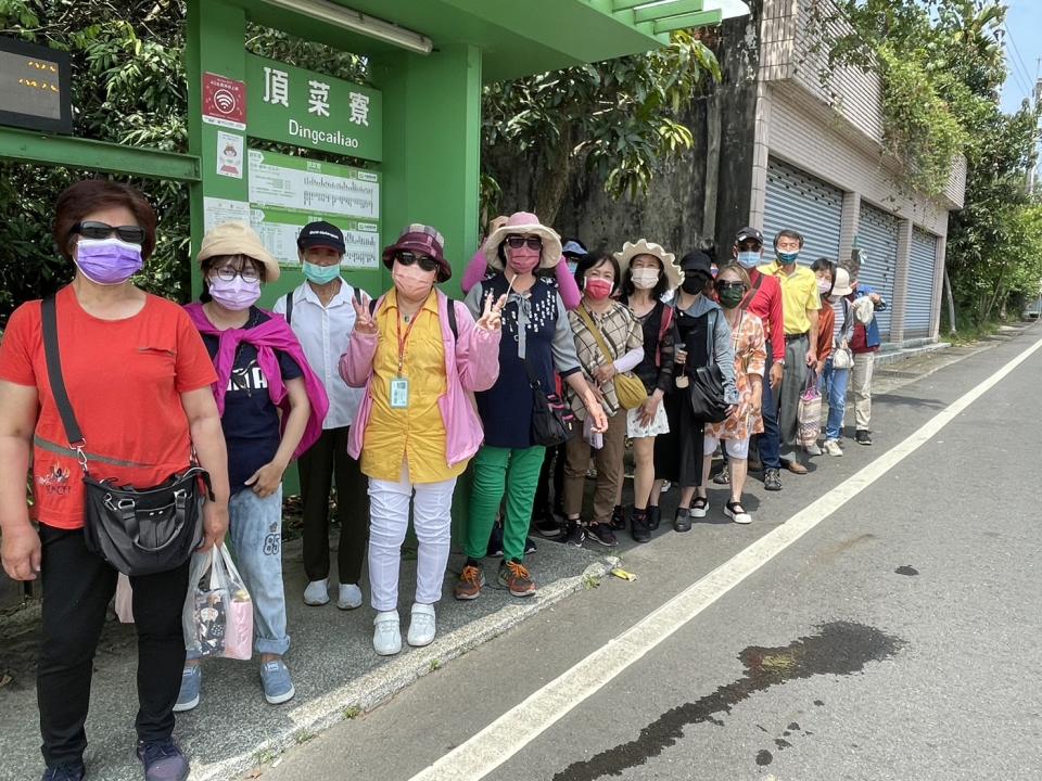 顯宮國小樂齡中心學員體驗搭大台南公車。（顯宮國小提供）