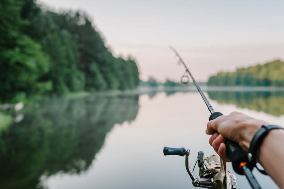 ein angler, der gerade angelt