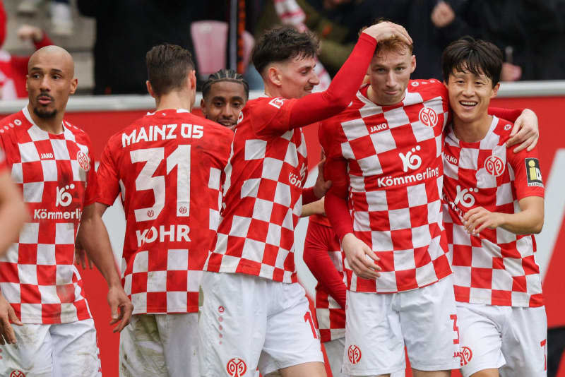 Mainz'S Sepp van den Berg celebrates scoring his side's first goal with teammates during the German Bundesliga soccer match between FSV Mainz 05 and FC Augsburg at the Mewa Arena. Jürgen Kessler/dpa