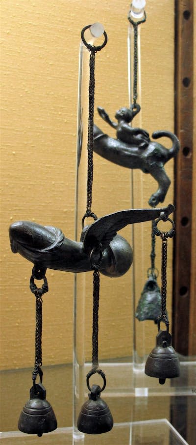 Phallus agrémentés de clochettes provenant de Pompéi. Musée archéologique, Naples. Iᵉʳ siècle apr. J.-C. <a href="https://upload.wikimedia.org/wikipedia/commons/8/86/Tintinnabula%2C_da_pompei%2C_I_sec._dc.JPG" rel="nofollow noopener" target="_blank" data-ylk="slk:Wikimedia;elm:context_link;itc:0;sec:content-canvas" class="link ">Wikimedia</a>