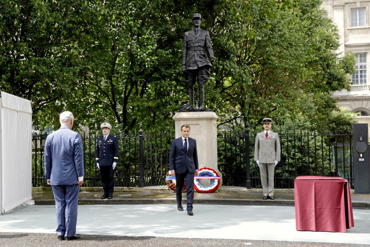 Sous le regard du prince Charles (à gauche), le président Emmanuel Macron dépose une couronne devant la statue de Charles de Gaulle aux jardins Carlton, dans le centre de Londres, le 18 juin 2020.  - Credit:Tolga Akman/Sipa