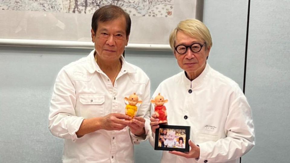 郭建宏（左）和田中東尼時隔30多年重聚，拿起當年紅遍全台的嗶啵玩偶。（圖／BIBO願望合夥人提供）