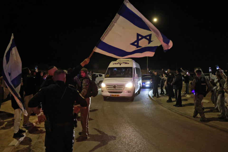 Guerre Israël-Hamas : un « sixième groupe » d’otages israéliens relâché ce mercredi (Photo de l’accueil des Israélliens à l’arrivée des otages relachés le 29 novembre 2023) 