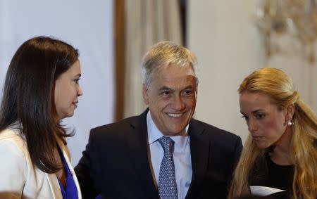 Former president Sebastian Pinera (C) from Chile, Lilian Tintori (R), wife of jailed opposition leader Leopoldo Lopez, and opposition leader Maria Corina Machado speak during a meeting with representatives of the Venezuelan opposition in Caracas January 26, 2015. REUTERS/Carlos Garcia Rawlins