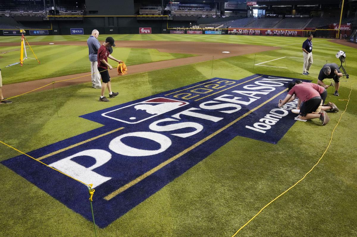 Stinkin cheaters' vs. 'Fake fans': Astros and Rangers fans sound