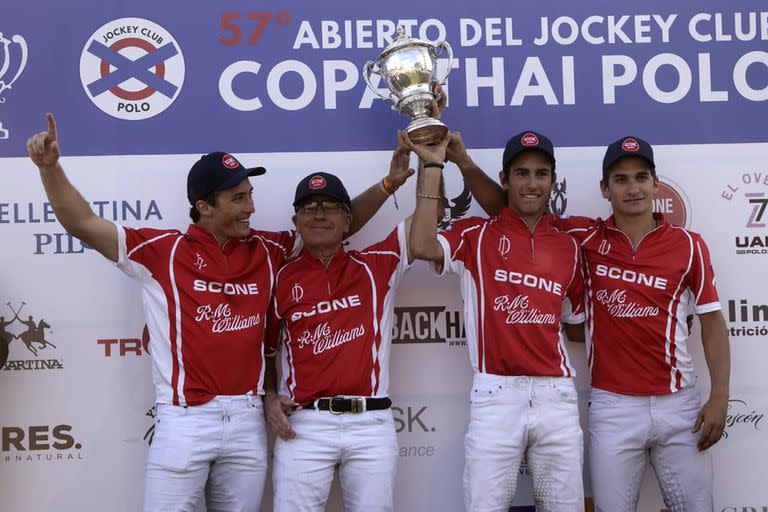 Bartolomé Castagnola (h.), David Paradice, Adolfo Cambiaso (n.), Camilo Castagnola y la copa de campeones del 57º Abierto del Jockey Club.