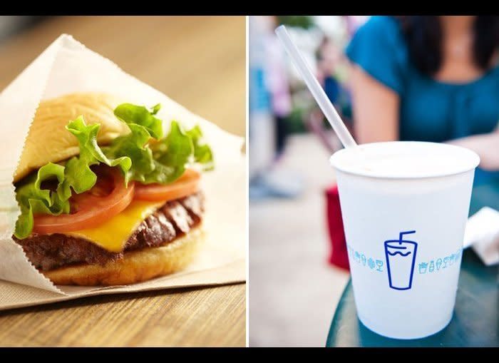 A Single Shackburger at Shake Shack contains 490 calories. Should you decide to top it off with a root beer float or creamsicle float, you’ll be right at 1,000 calories. A Single Cheeseburger contains 50 fewer calories than a Shackburger. Replace the float with an unsweetened iced tea—it’s calorie free.   <em>Photo Credit: Flickr/ John</em>  