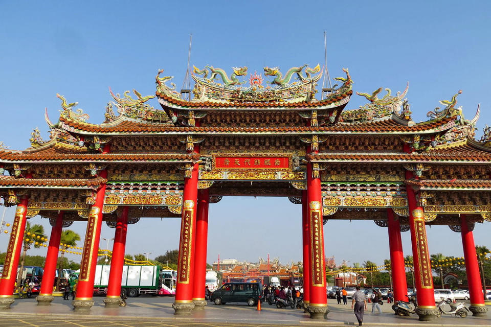 南鯤鯓代天府(Photo via Wikimedia, by Mk2010, License: CC BY-SA 3.0，圖片來源：https://zh.wikipedia.org/wiki/%E5%8D%97%E9%AF%A4%E9%AF%93%E4%BB%A3%E5%A4%A9%E5%BA%9C#/media/File:Nankunshen_Temple,_pai_lou_(Taiwan).jpg)