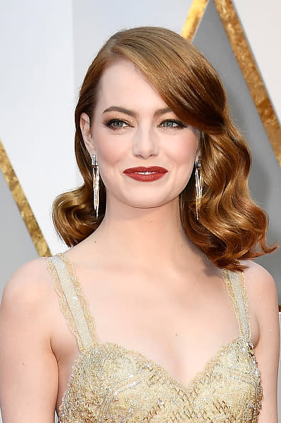 <p>¿Te ganaste el Oscar con tu futuro marido? Entonces inspírate en las ondas súper glamorosas de Emma Stone. Haz la raya de lado tan abajo como te sea posible. Si el cabello cubre ligeramente tu ceja, déjalo. – <em>Foto: Frazer Harrison/Getty Images </em> </p>