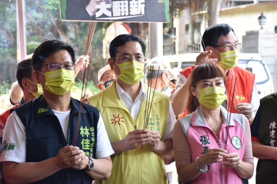 民進黨新北市長參選林佳龍由立委江永昌、市議員參選人張嘉玲等人陪同到福祥宮及和美宮參拜。   圖：立委江永昌服務處提供