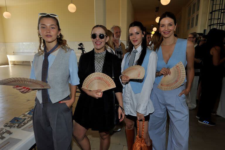 Las actrices Minerva Casero, Violeta Urtizberea y Marcela Kloosterboer junto a a la cantante Juliana Gattas de Miranda posaron divertidas para los fotógrafos, antes del desfile de BlueSheep, realizado en el antiguo Hotel de los Inmigrantes, hoy centro de Arte Contemporáneo, de la Universidad Nacional Tres de Febrero 