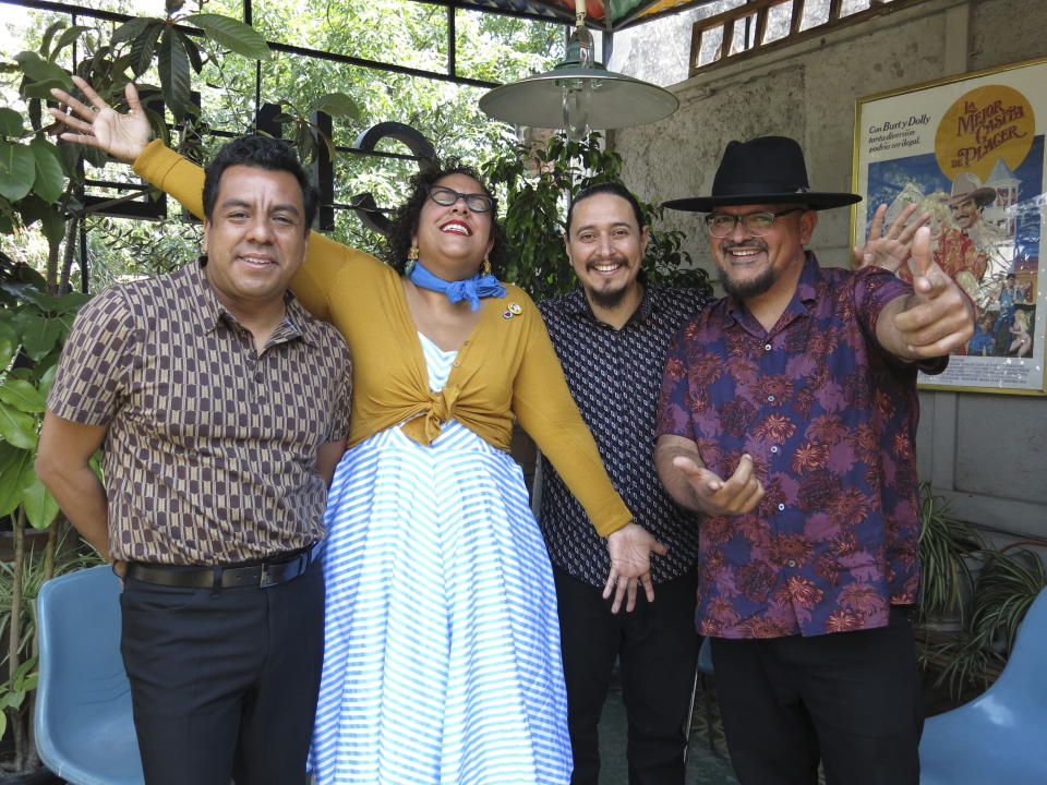 Los integrantes de la banda estadounidense La Santa Cecilia; Pepe Carlos, de izquierda a derecha, Marisoul, Alex Bendaña y Miguel "Oso" Ramírez, posan para un retrato durante una entrevista sobre su documental, "Alma Bohemia", en la Ciudad de México el 5 de marzo de 2024. (Foto AP/Berenice Bautista)