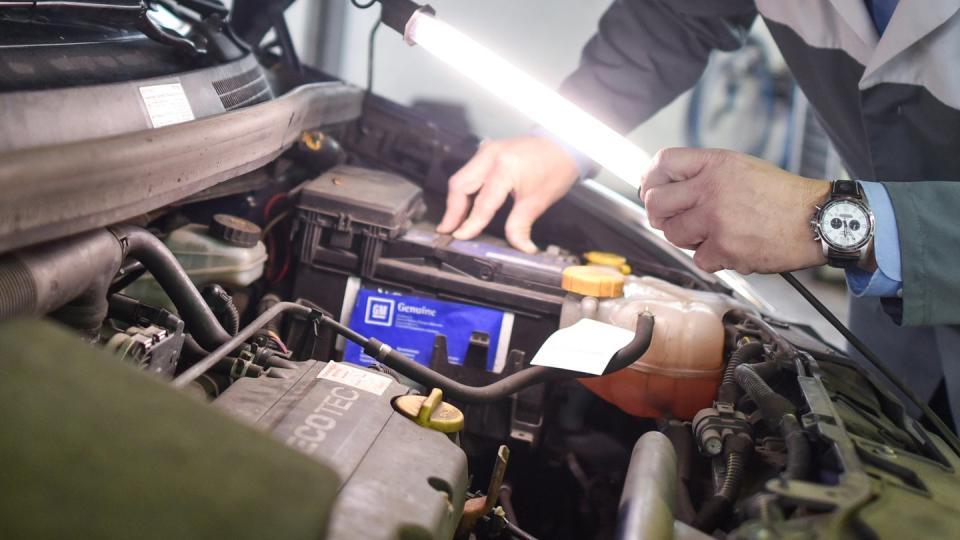 Da schaut besser der Fachmann rein: Autofahrer sollten wichtige Reparaturen nicht aufschieben.