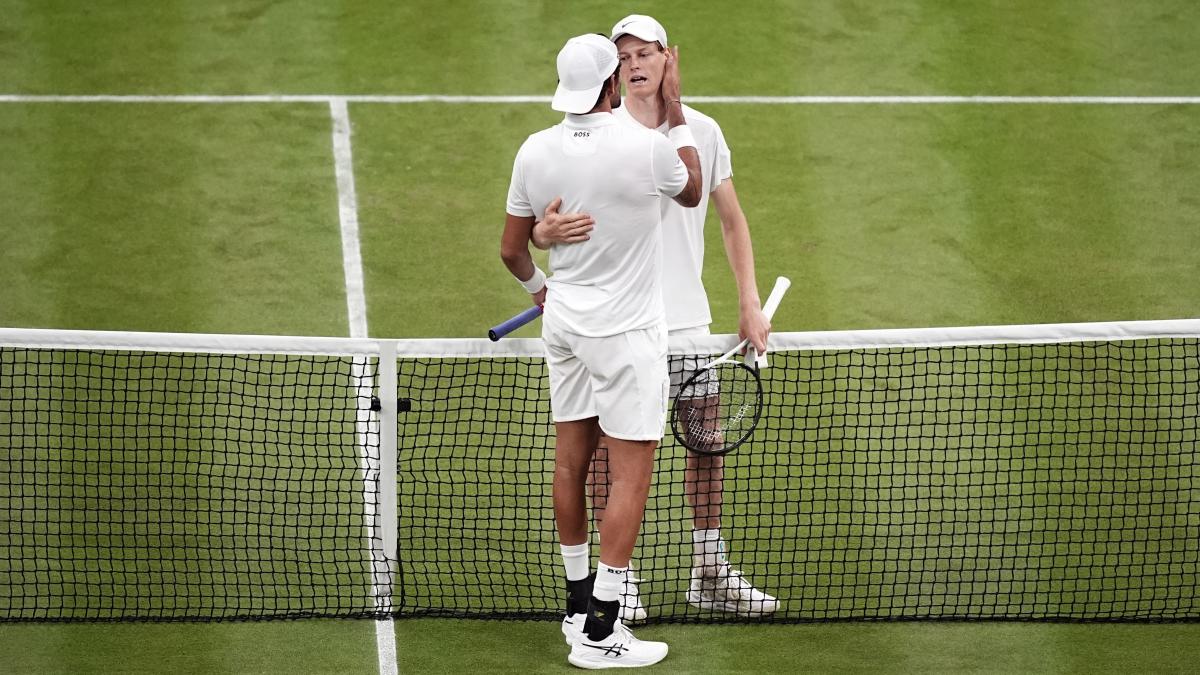 Jannik Sinner vince un'emozionante partita a tarda notte contro il connazionale Matteo Berrettini