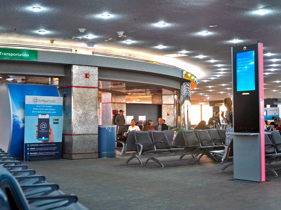 Menschen warten an einem Flugsteig auf einem Flughafen in New York City. - Copyright: Joey Hadden/Business Insider